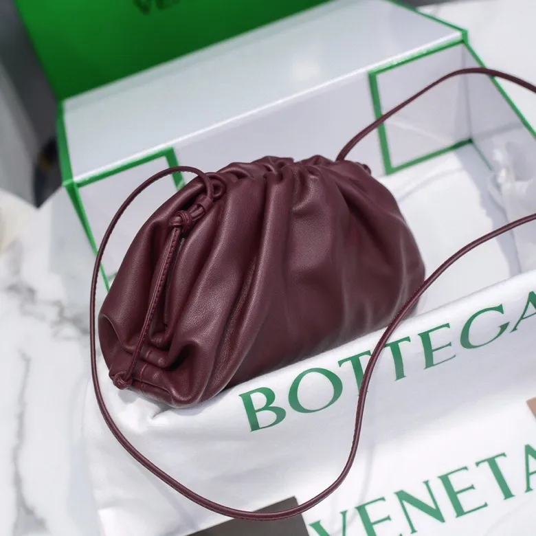 Batch 1120 Bottega Veneta cloud bag ☁️POUCH series original plain calfskin, super low-key and eye-catching, soft and casual. Major internet celebrity bloggers are crazy about calling it fashionable and classy, ​​lazy and intellectual. Small size: 23*13*8 (small cloud plain) burgundy, model: 6671